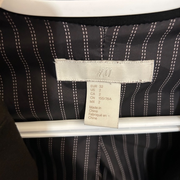 H&M Size 2 Fitted Black Blazer - Picture 9 of 9
